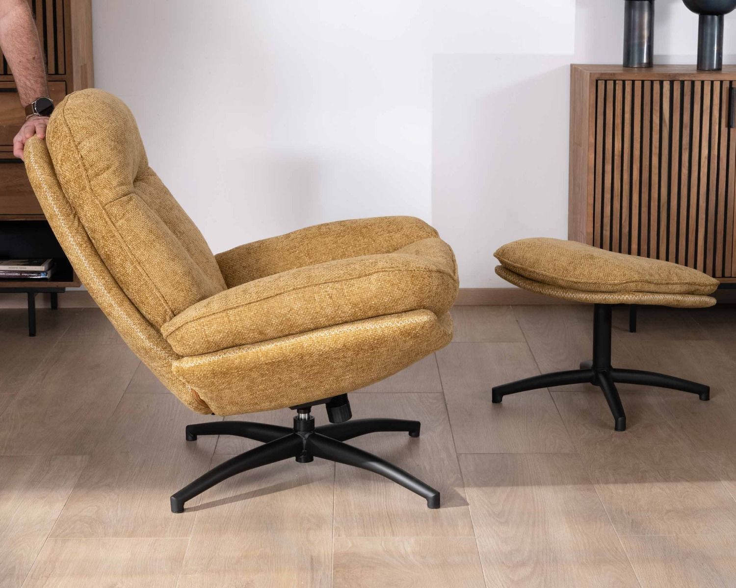 Poltrona vintage con poggiapiedi modulare in tessuto giallo "Branson