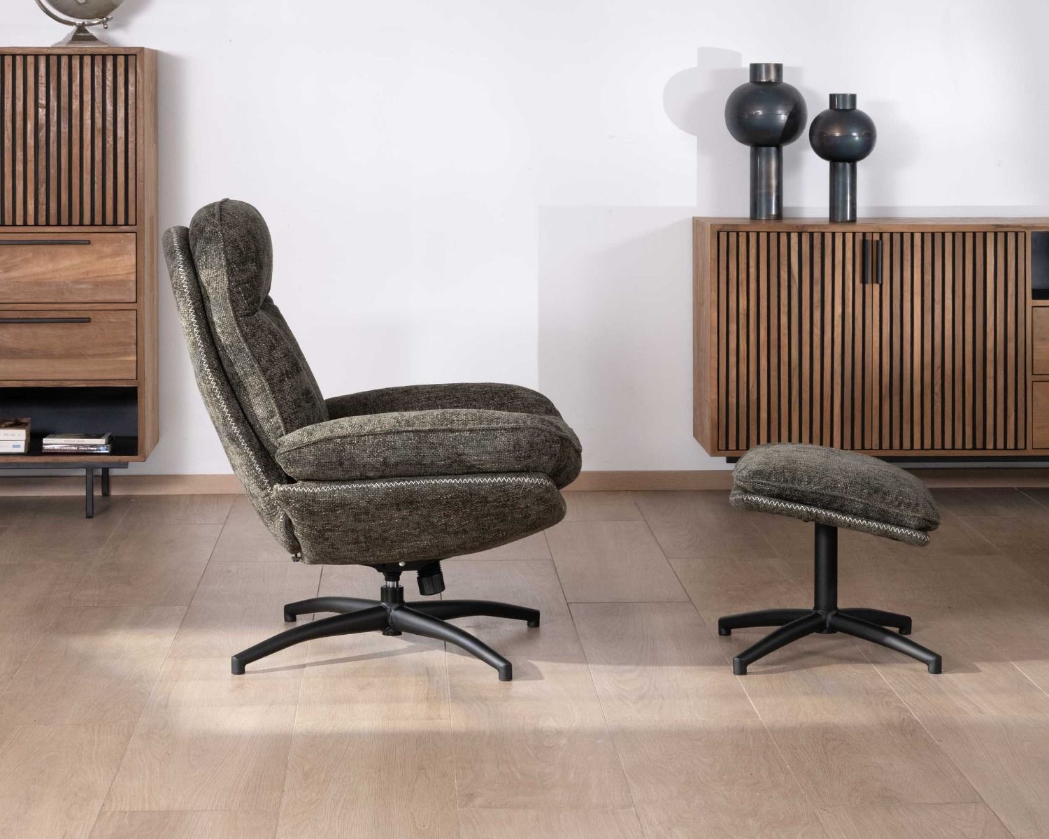 Poltrona avvolgente "Branson" con poggiapiedi modulare in tessuto verde kaki