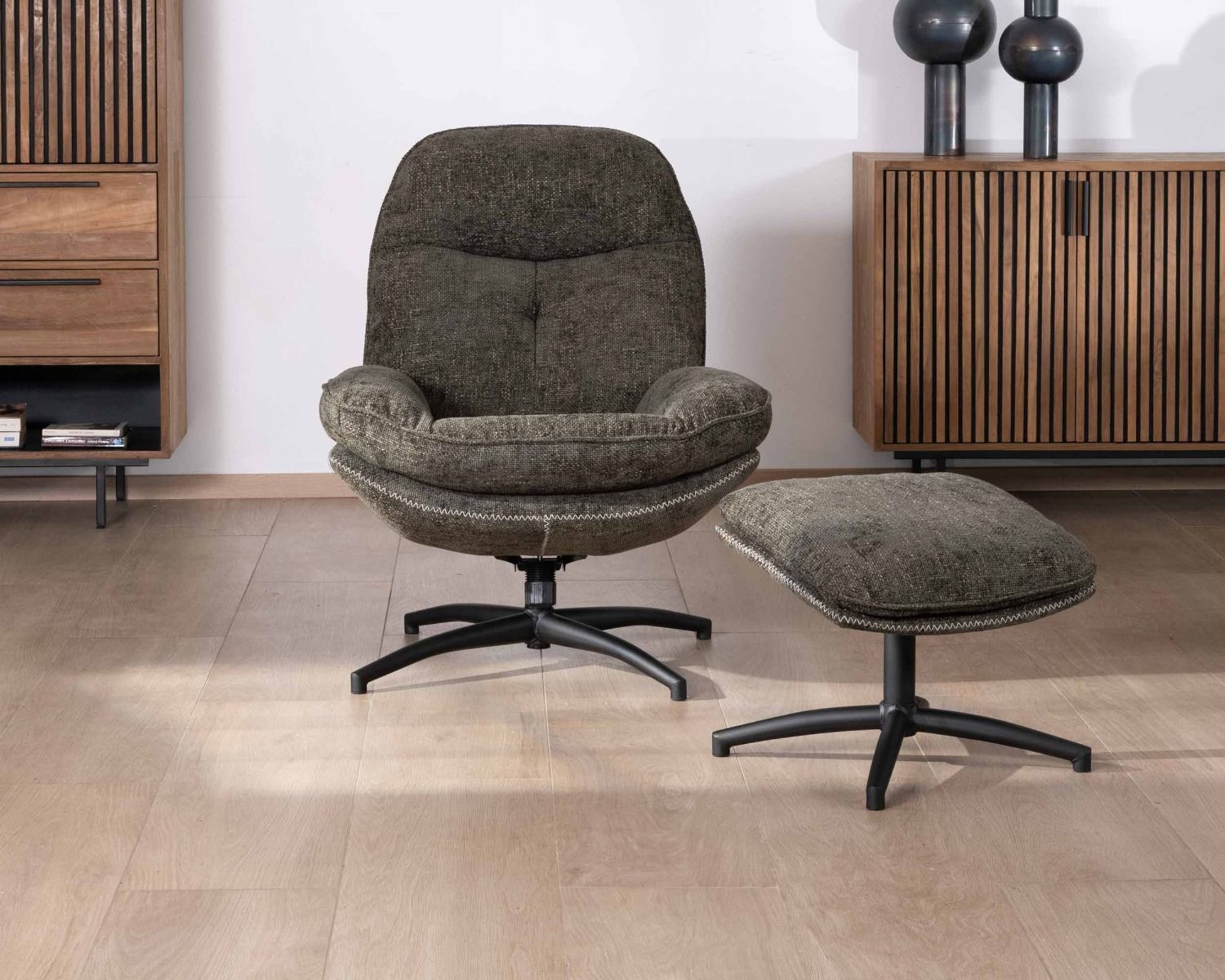 Poltrona avvolgente "Branson" con poggiapiedi modulare in tessuto verde kaki