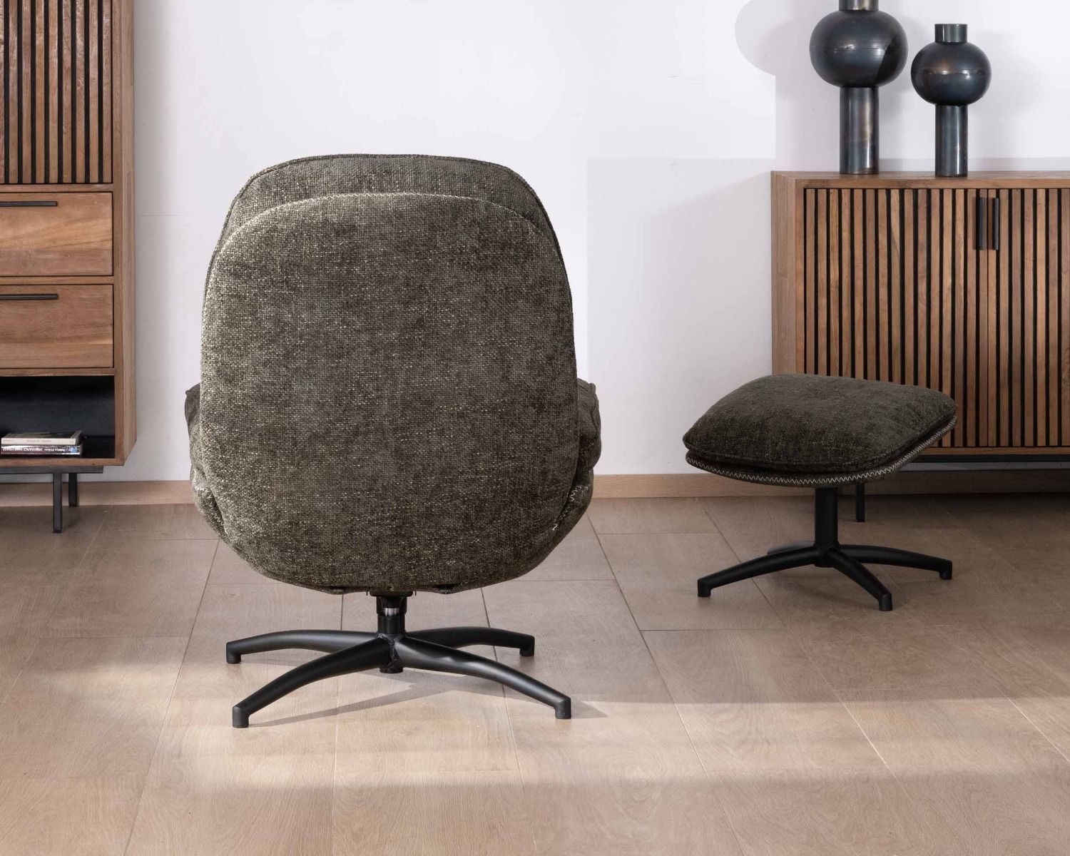 Poltrona avvolgente "Branson" con poggiapiedi modulare in tessuto verde kaki