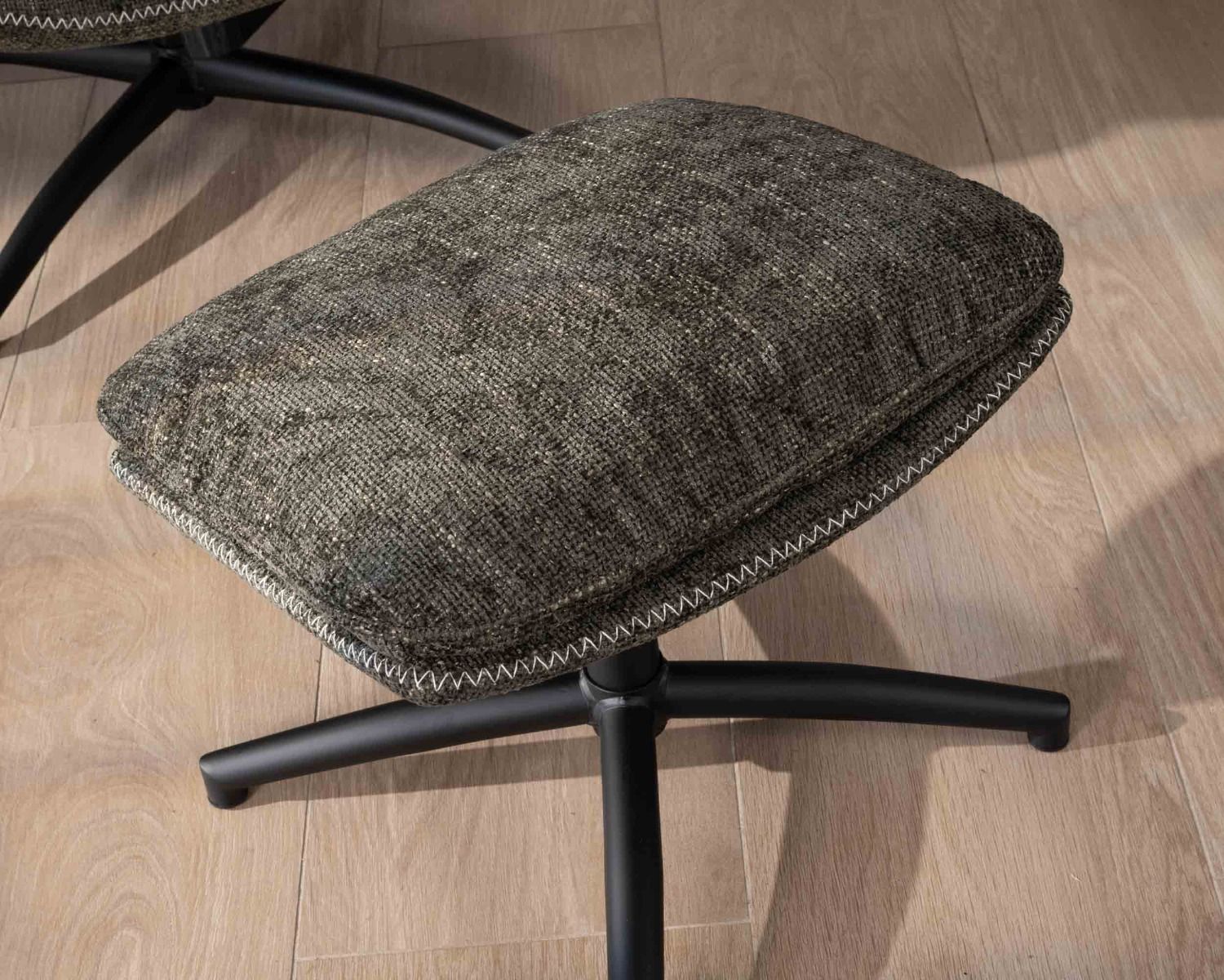 Poltrona avvolgente "Branson" con poggiapiedi modulare in tessuto verde kaki