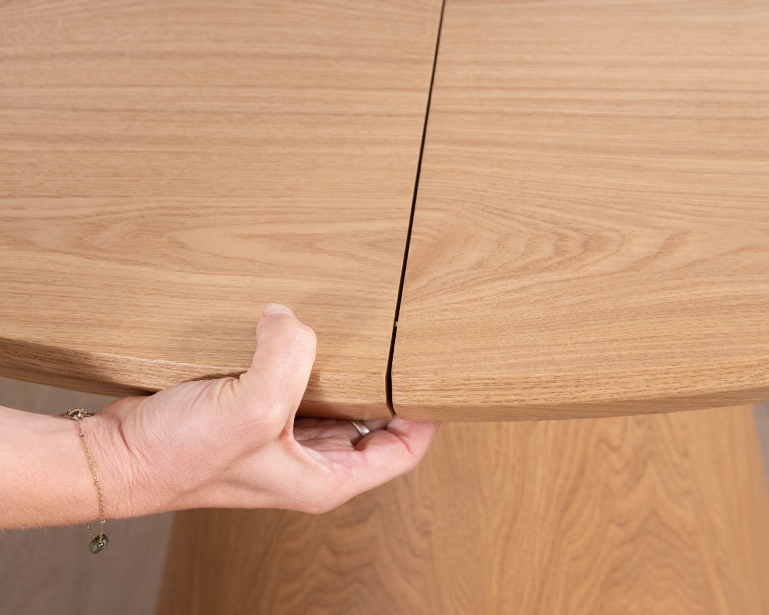 Tavolo da pranzo rotondo "Oria" da 120 cm, allungabile da 160 cm, stile raffinato, finitura frassino