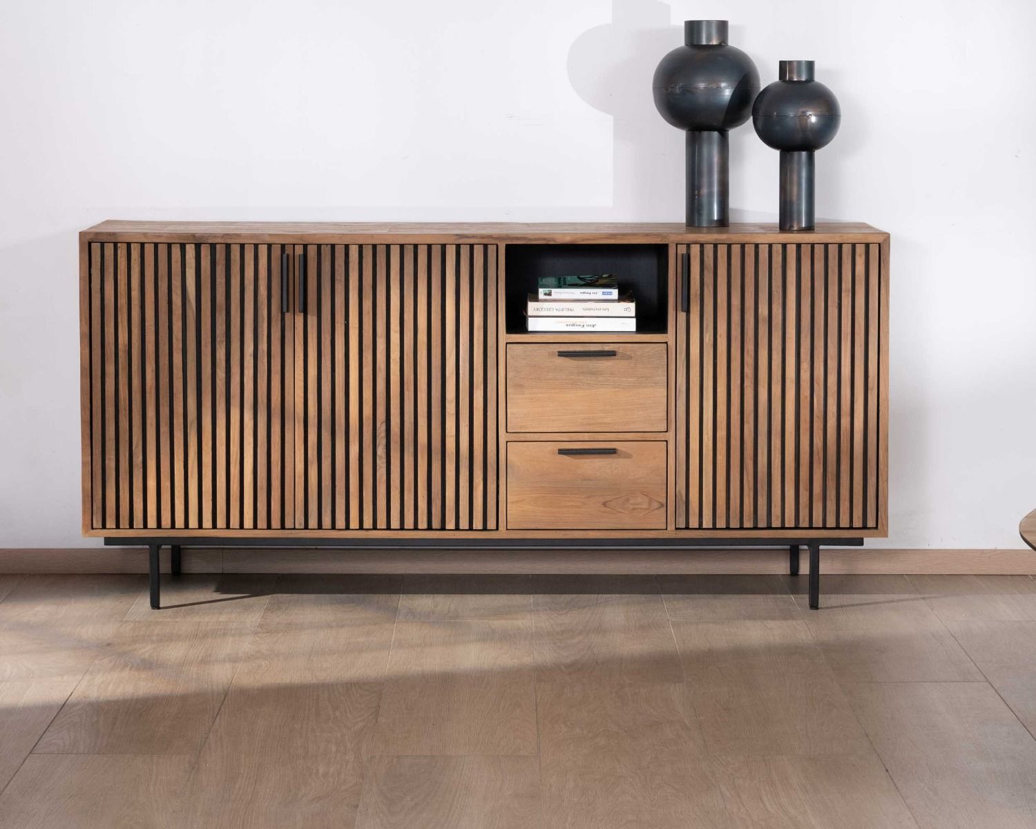 Credenza a 3 ante in teak di recupero "Opland" con frontali merlati e bordi neri