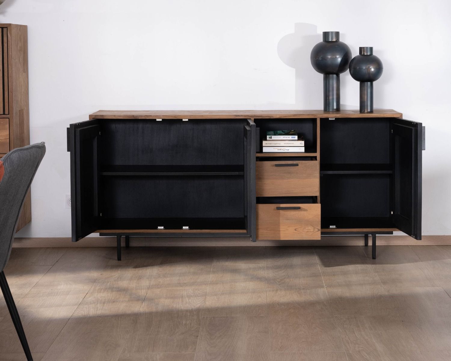 Credenza a 3 ante in teak di recupero "Opland" con frontali merlati e bordi neri