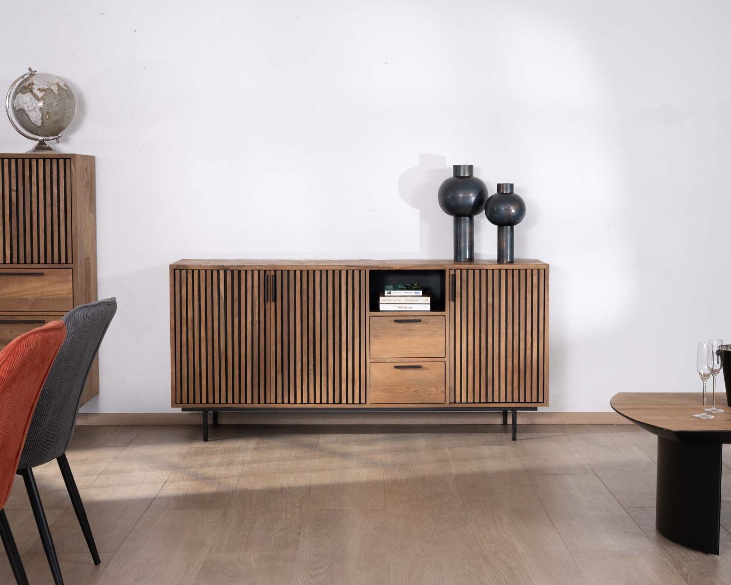 Credenza a 3 ante in teak di recupero "Opland" con frontali merlati e bordi neri