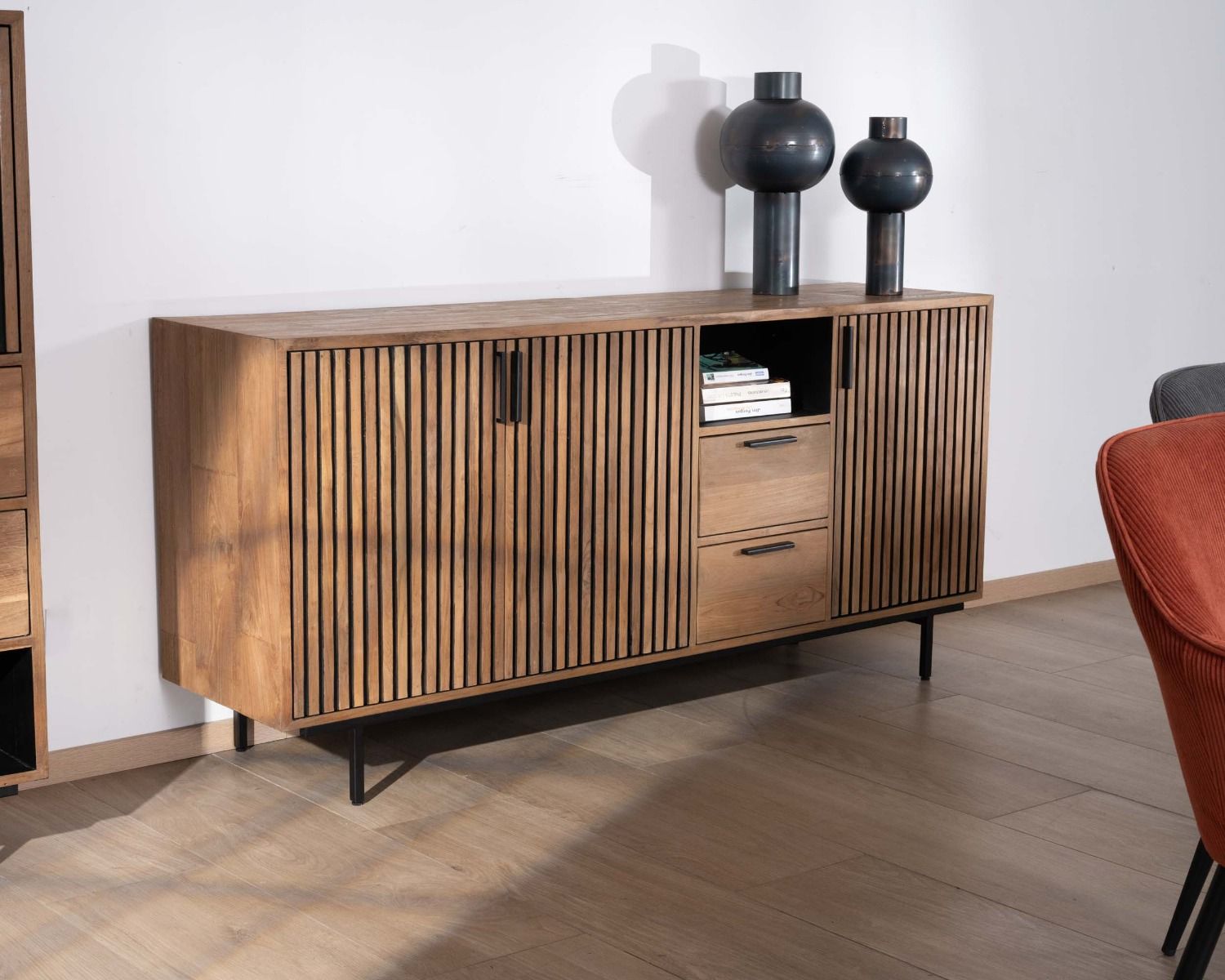 Credenza a 3 ante in teak di recupero "Opland" con frontali merlati e bordi neri