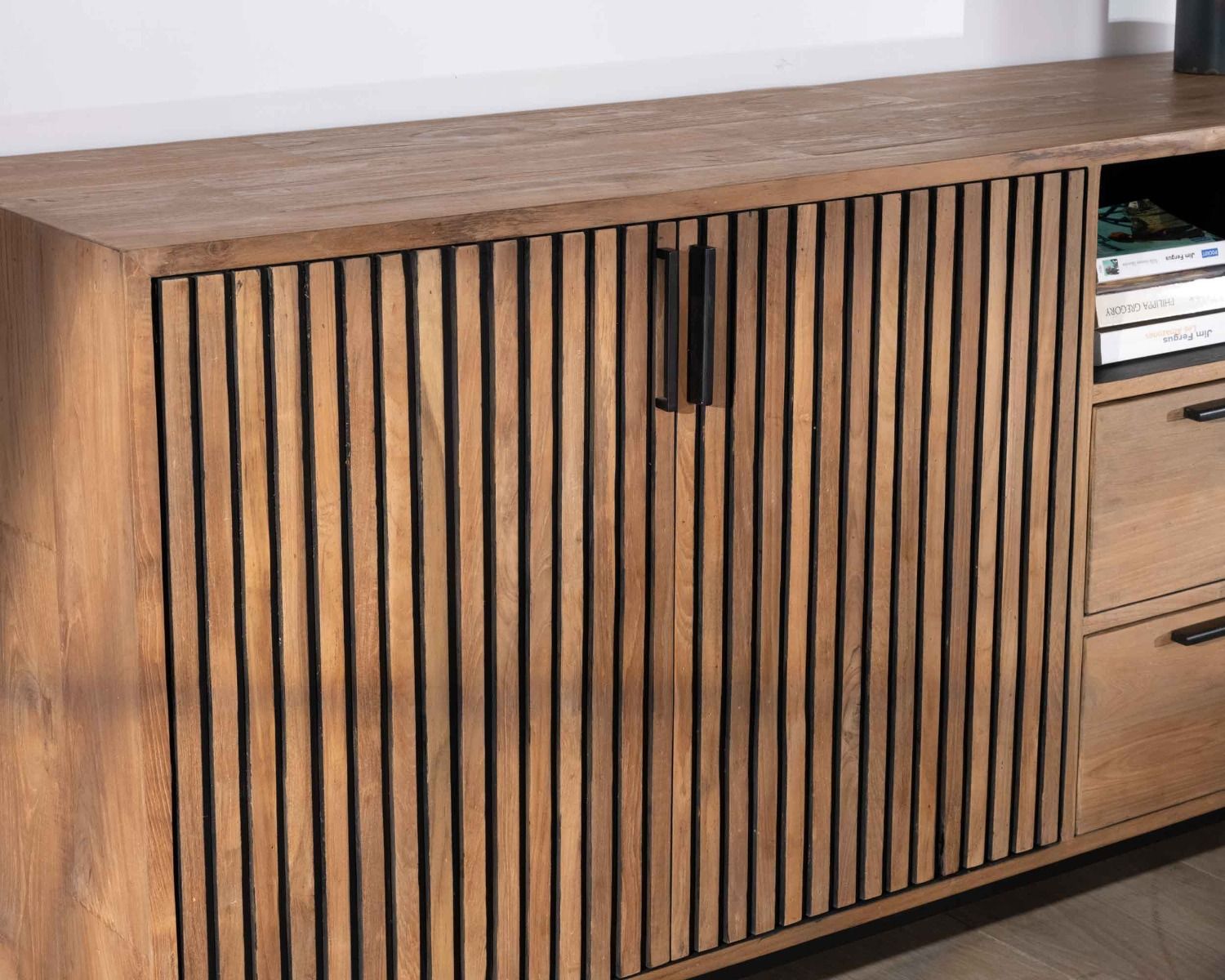 Credenza a 3 ante in teak di recupero "Opland" con frontali merlati e bordi neri