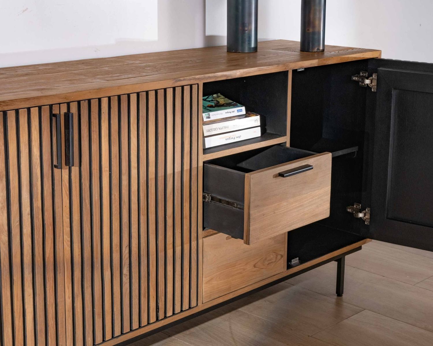Credenza a 3 ante in teak di recupero "Opland" con frontali merlati e bordi neri