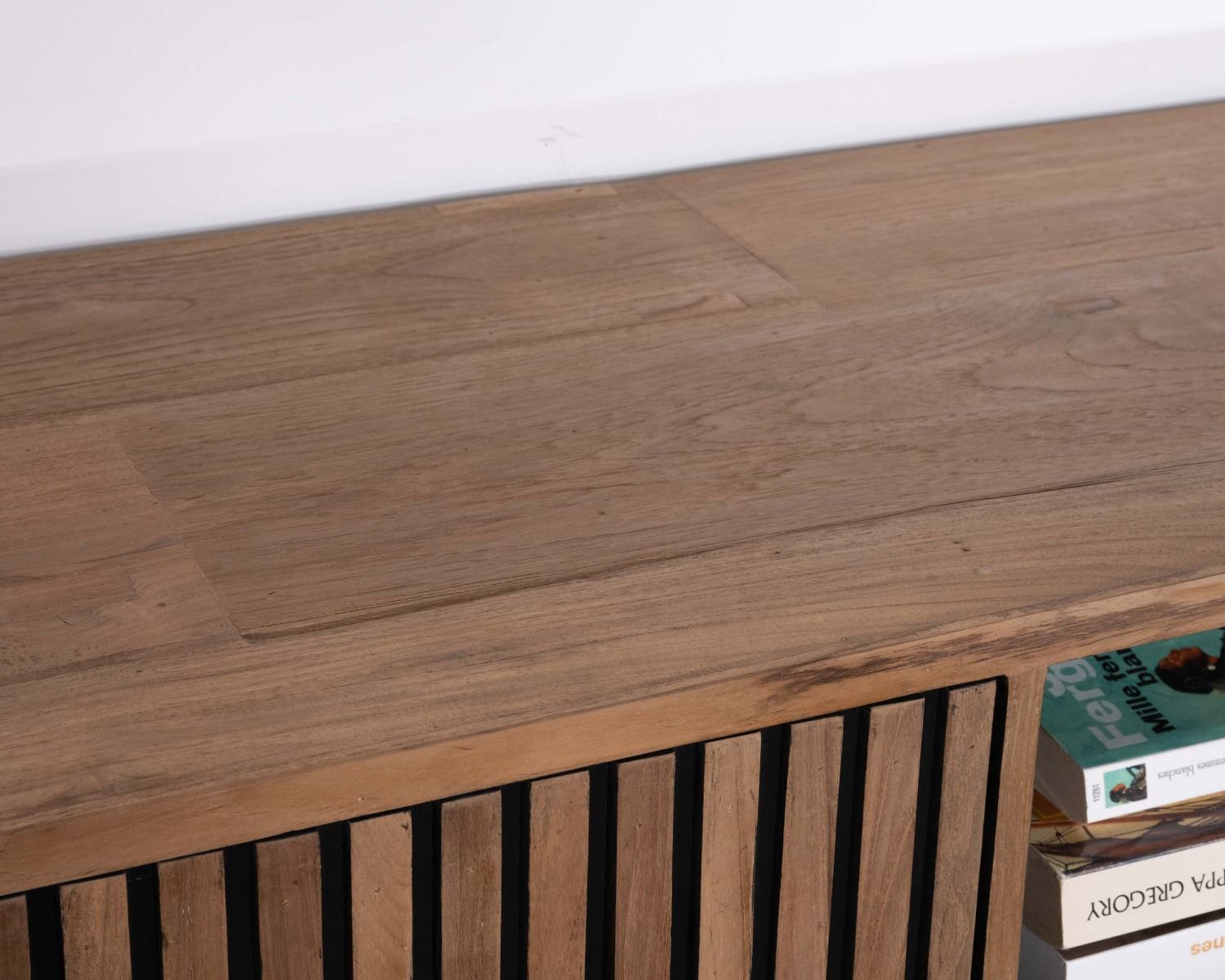 Credenza a 3 ante in teak di recupero "Opland" con frontali merlati e bordi neri
