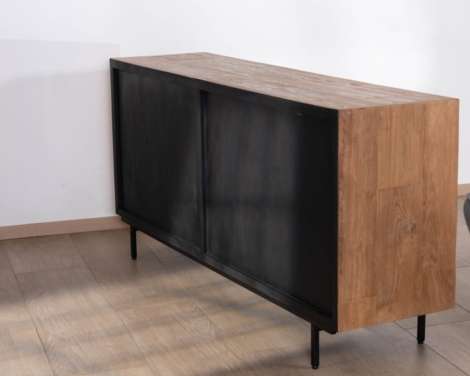 Credenza a 3 ante in teak di recupero "Opland" con frontali merlati e bordi neri