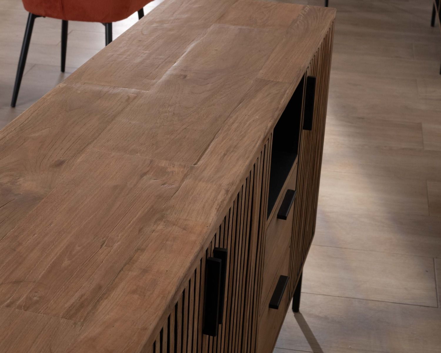 Credenza a 3 ante in teak di recupero "Opland" con frontali merlati e bordi neri