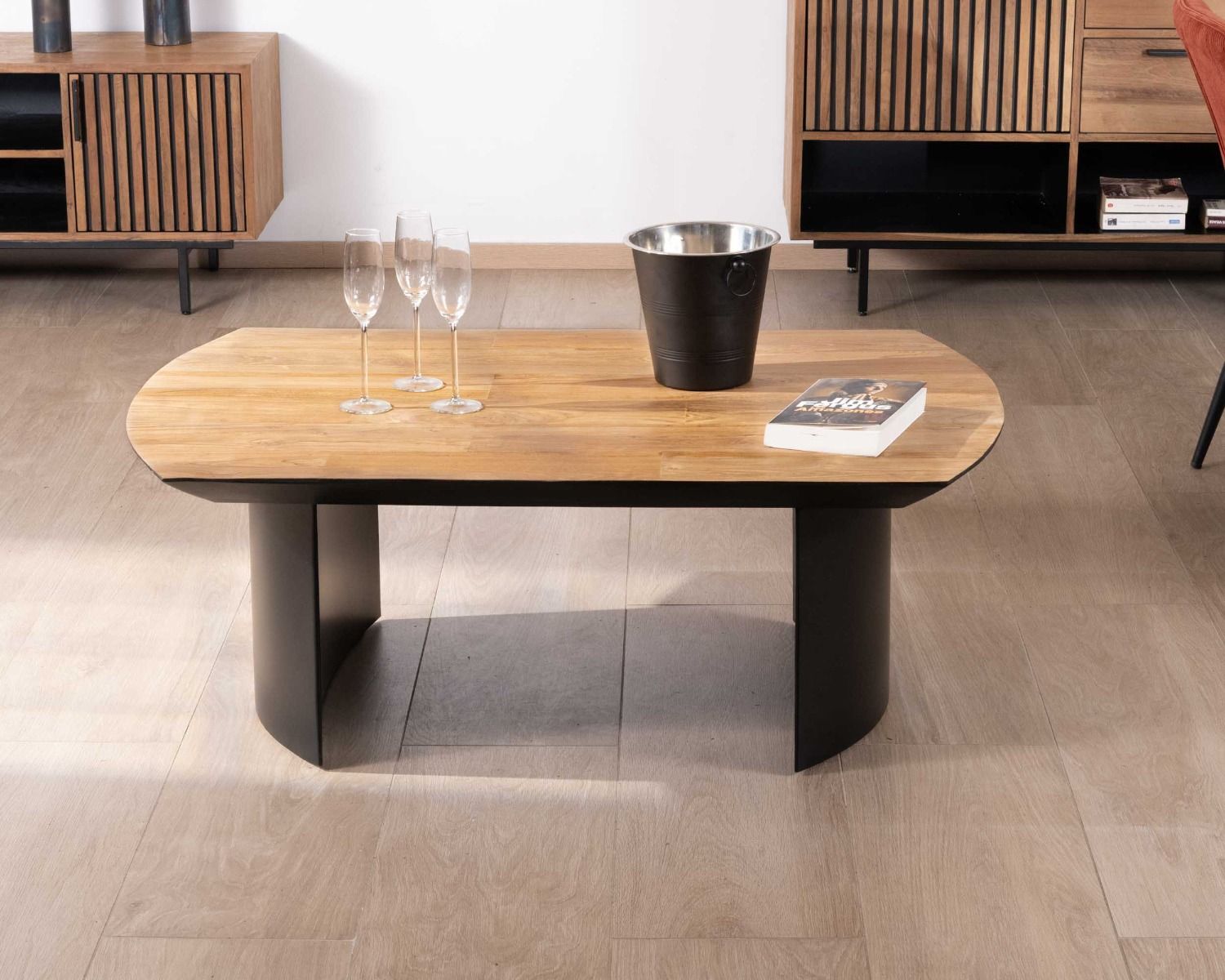 Tavolino in teak di recupero "Troms" da 120 cm con gambe a mezza sfera in metallo nero