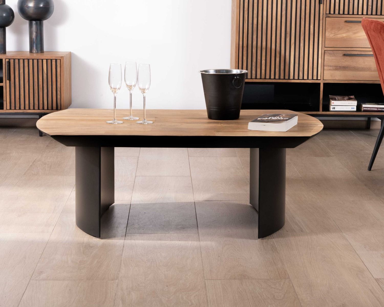 Tavolino in teak di recupero "Troms" da 120 cm con gambe a mezza sfera in metallo nero