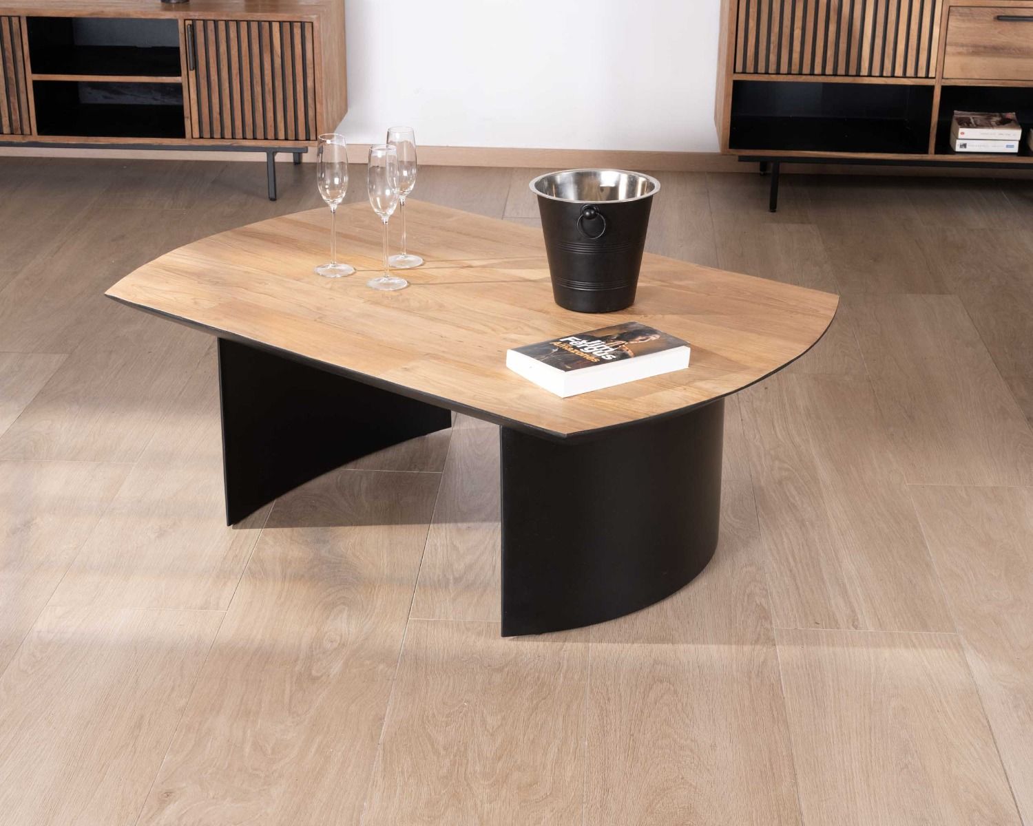 Tavolino in teak di recupero "Troms" da 120 cm con gambe a mezza sfera in metallo nero