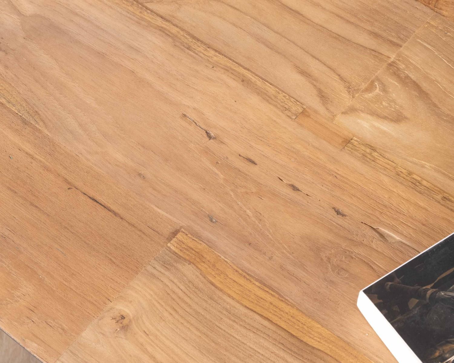 Tavolino in teak di recupero "Troms" da 120 cm con gambe a mezza sfera in metallo nero