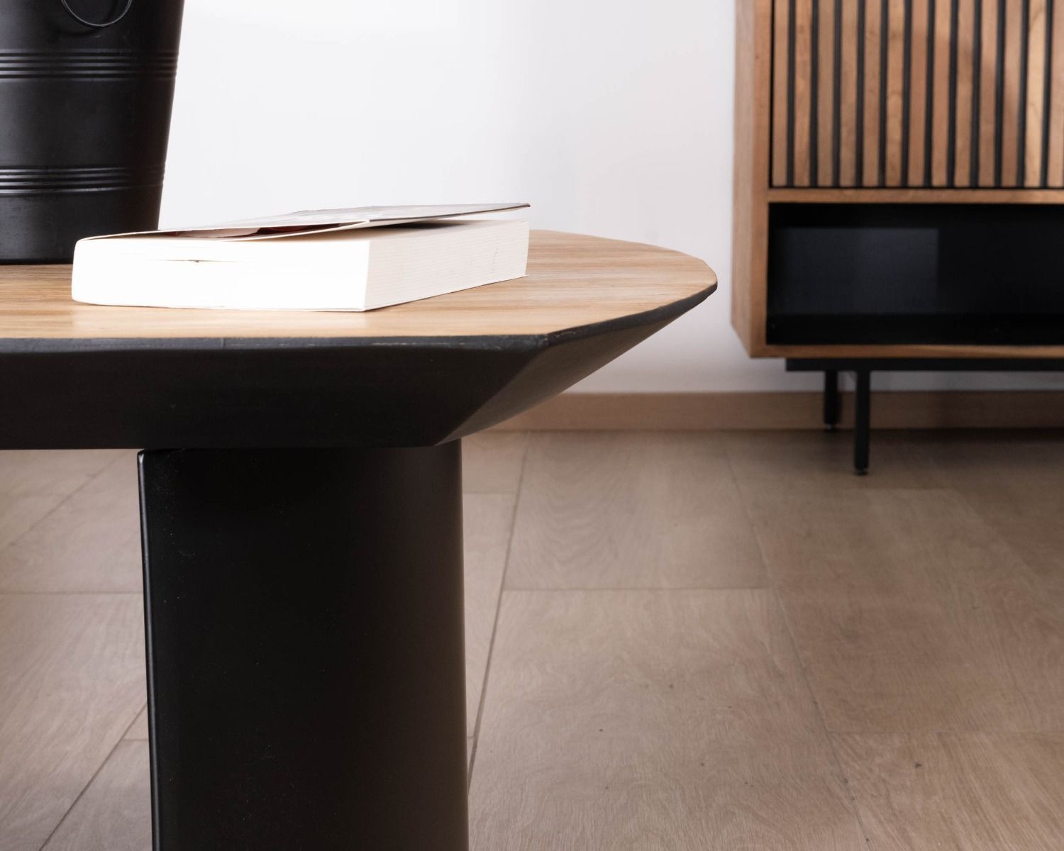 Tavolino in teak di recupero "Troms" da 120 cm con gambe a mezza sfera in metallo nero