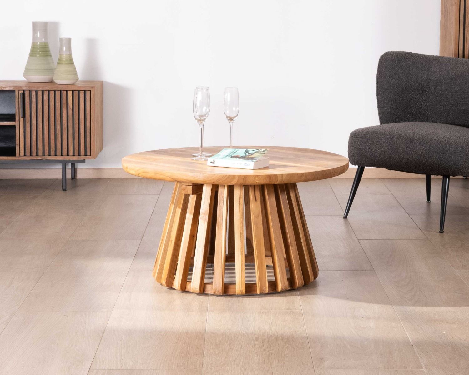 Tavolino rotondo in teak "Dutipi" con gamba centrale traforata