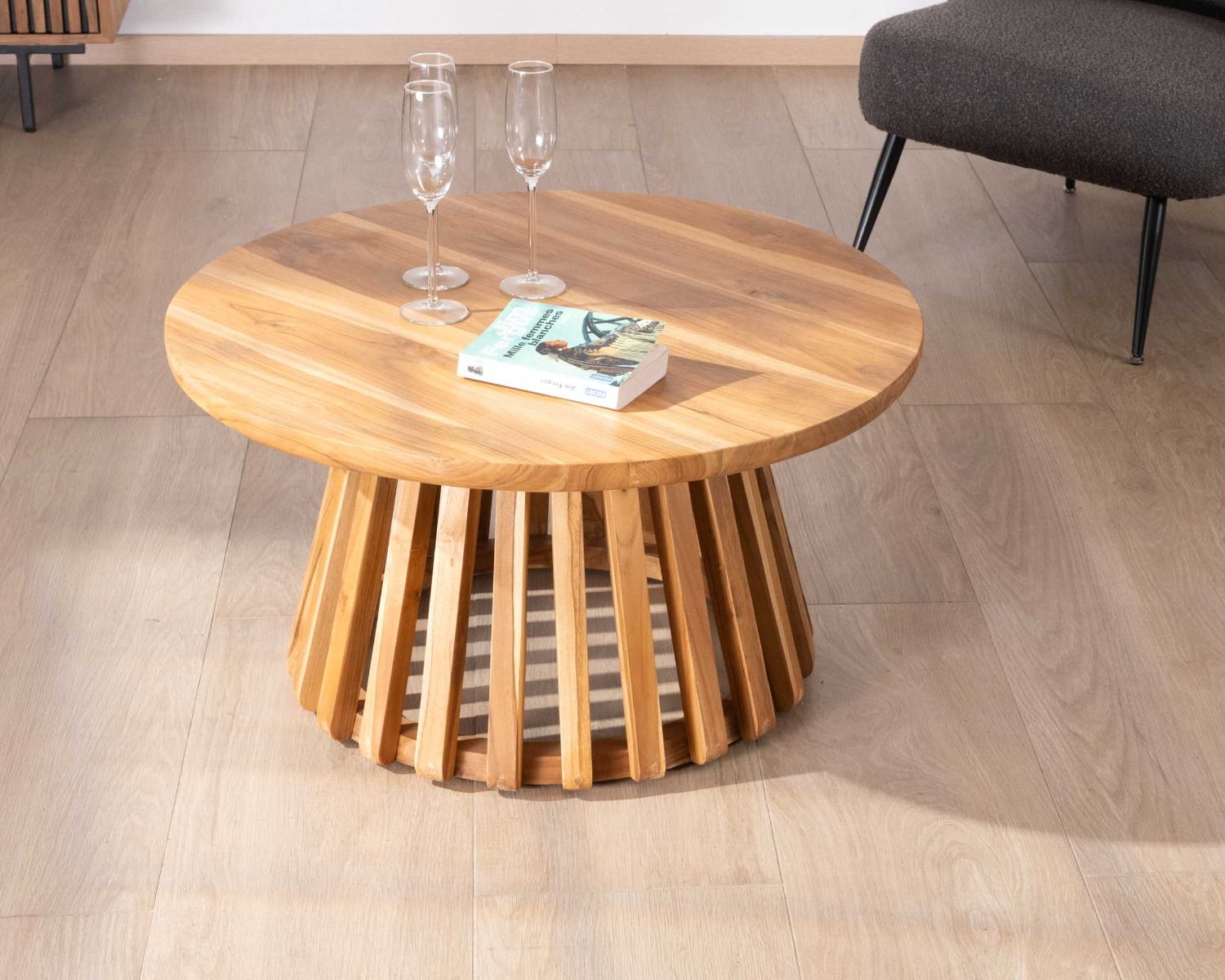 Tavolino rotondo in teak "Dutipi" con gamba centrale traforata
