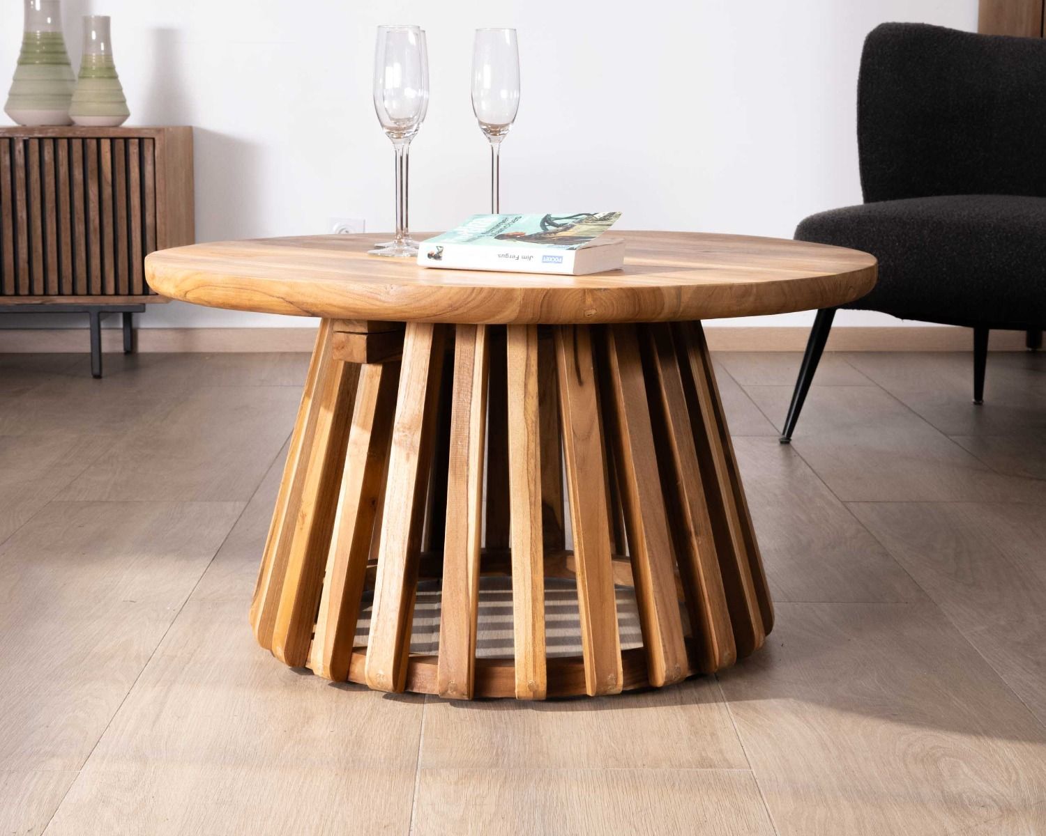 Tavolino rotondo in teak "Dutipi" con gamba centrale traforata