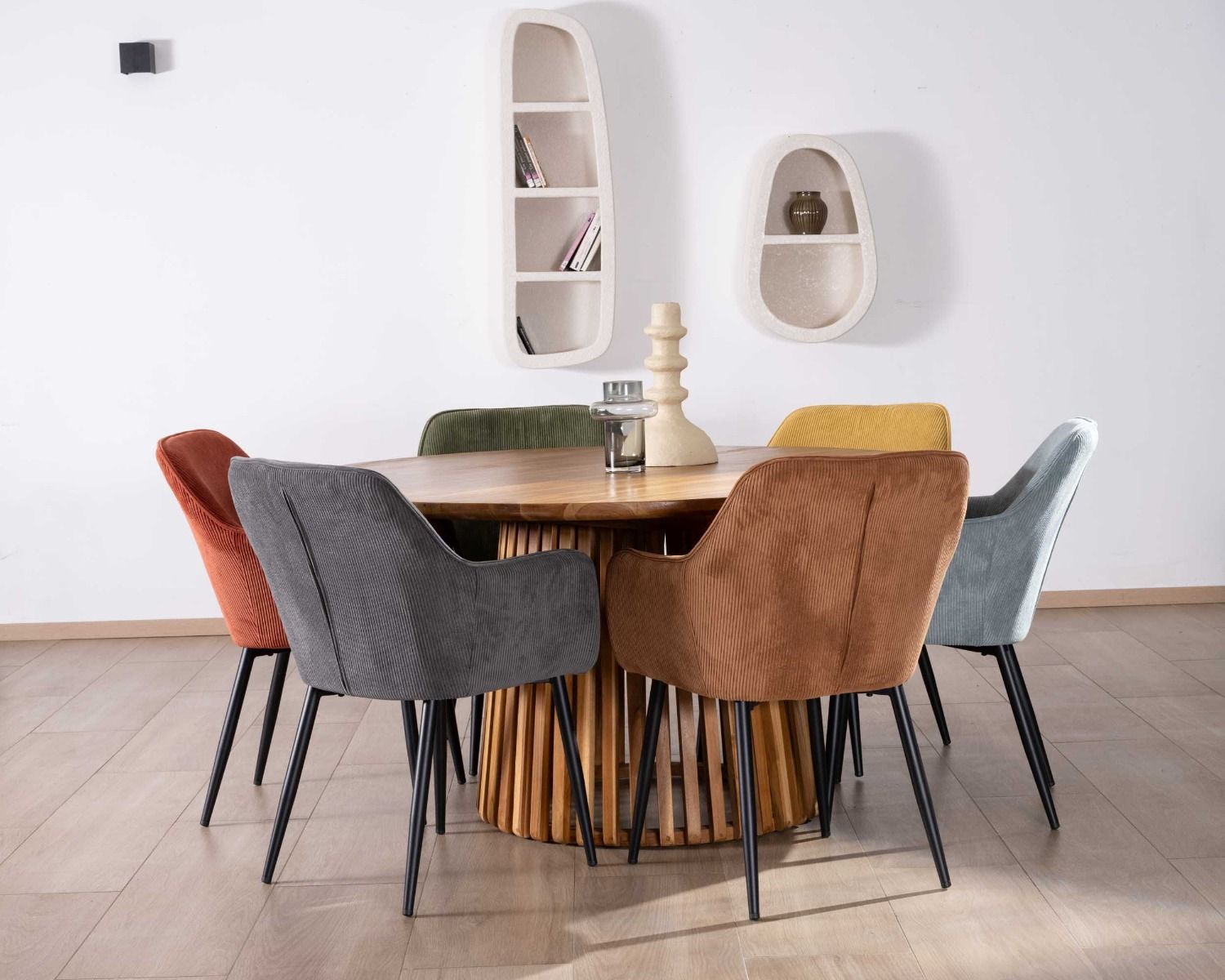 Sedia contemporanea in velluto color rame con braccioli "Scotty" e gambe in metallo nero