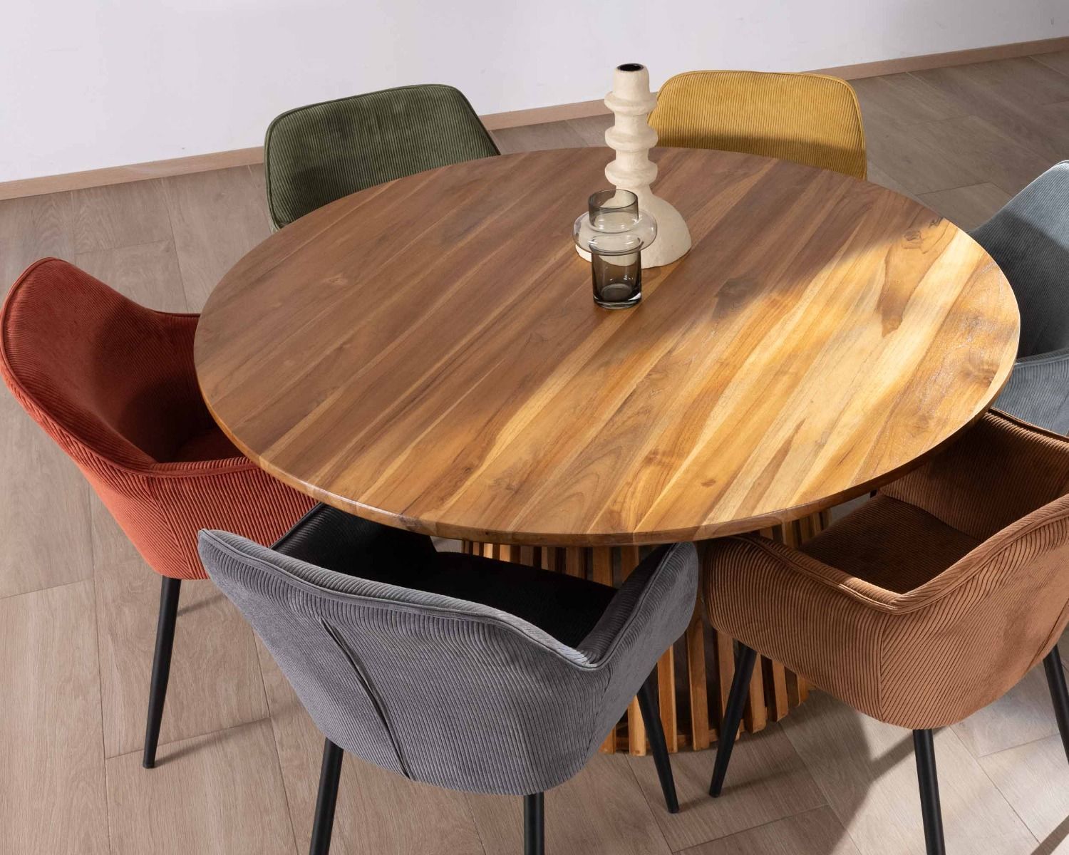 Sedia "Scotty" con braccioli in velluto rosso terracotta e gambe in metallo nero