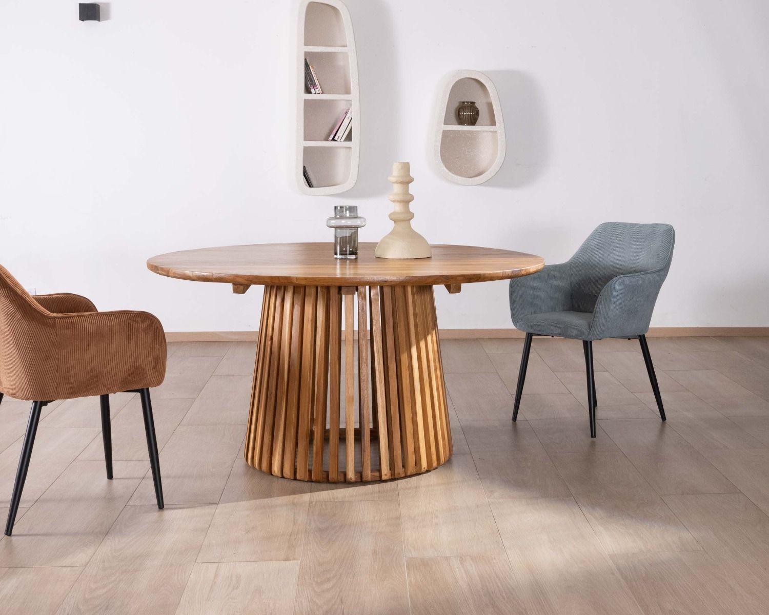 Sedia da pranzo contemporanea "Scotty" in velluto a coste blu chiaro con gambe in metallo nero