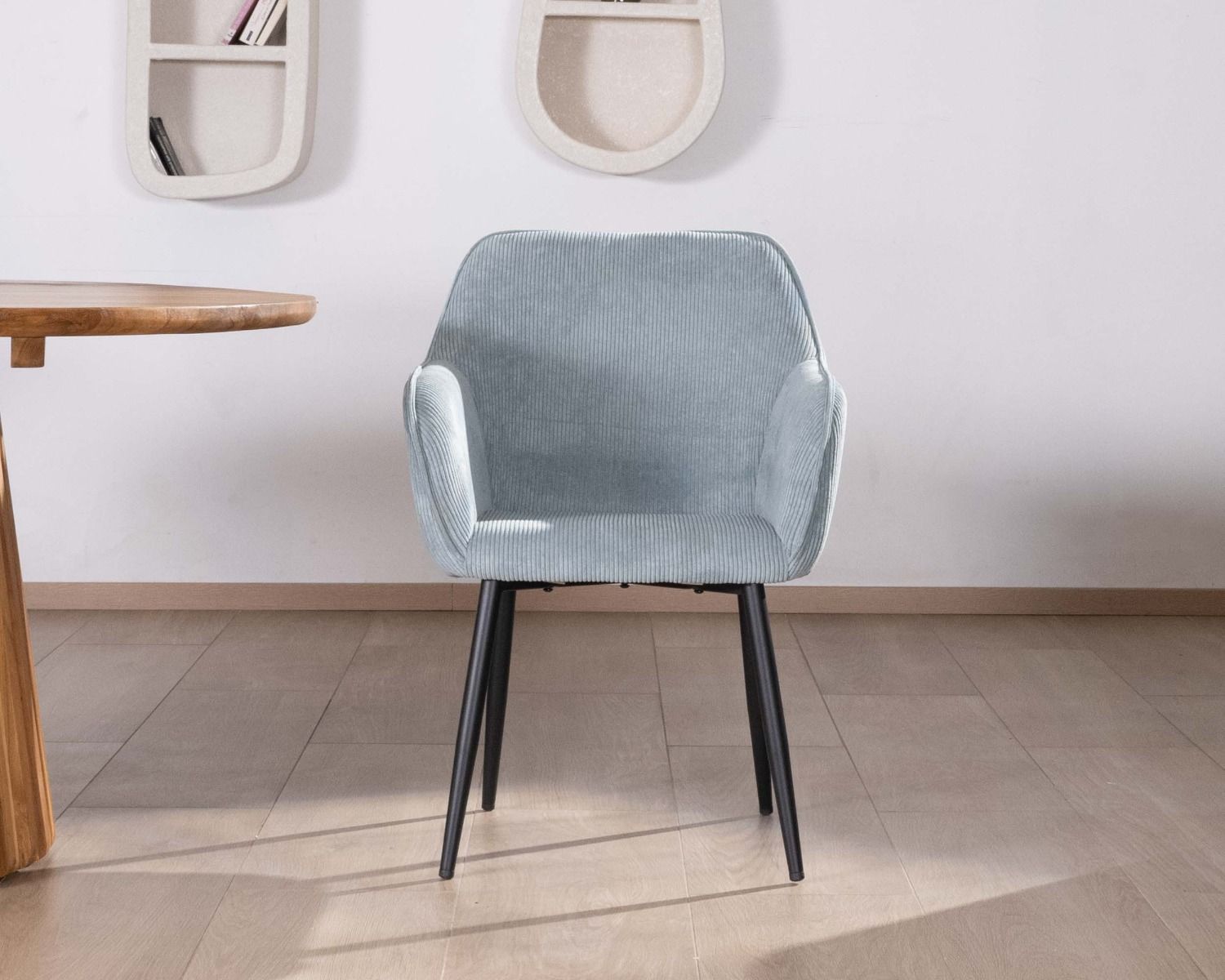 Sedia da pranzo contemporanea "Scotty" in velluto a coste blu chiaro con gambe in metallo nero