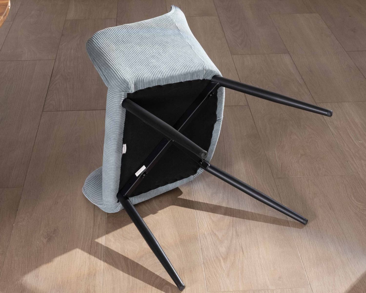 Sedia da pranzo contemporanea "Scotty" in velluto a coste blu chiaro con gambe in metallo nero