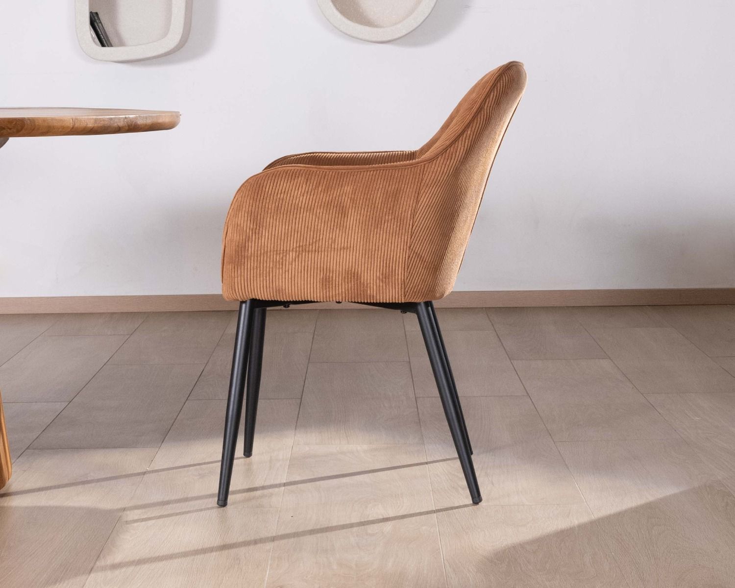 Sedia contemporanea in velluto color rame con braccioli "Scotty" e gambe in metallo nero