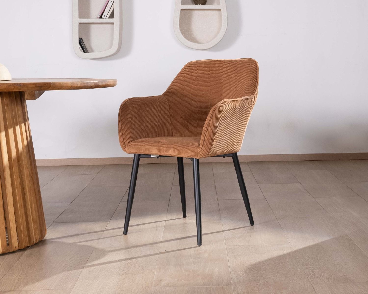 Sedia contemporanea in velluto color rame con braccioli "Scotty" e gambe in metallo nero