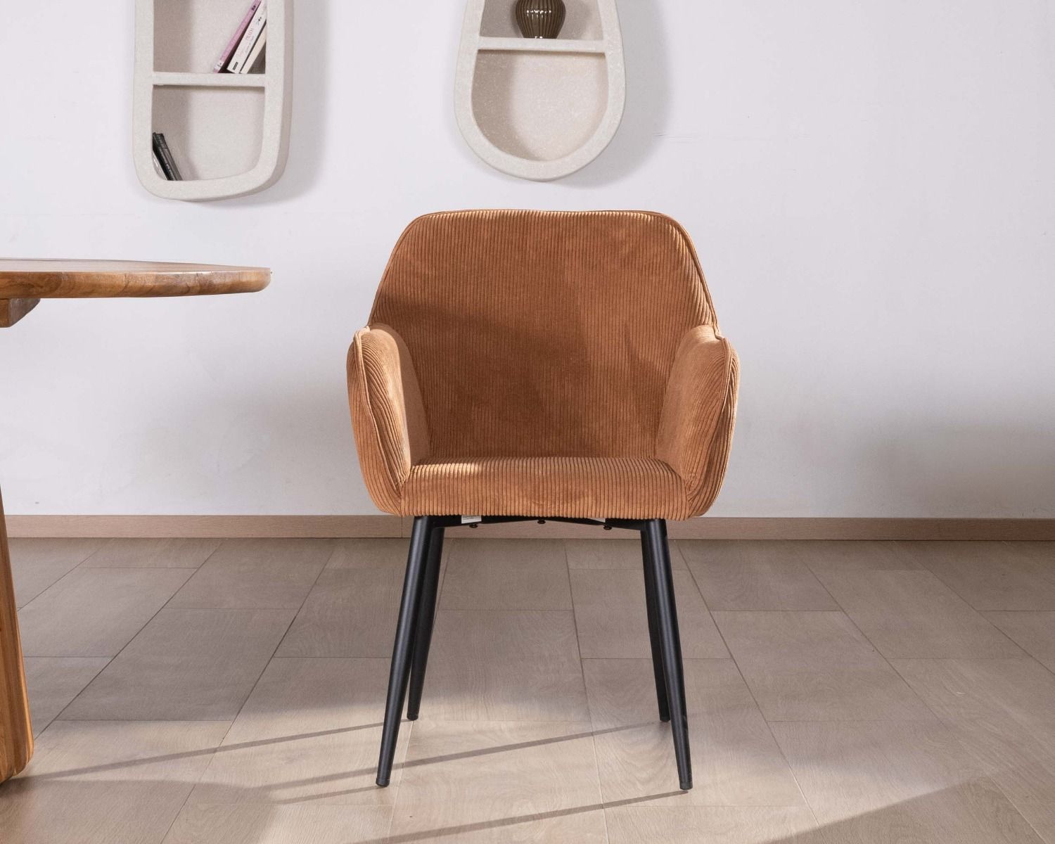 Sedia contemporanea in velluto color rame con braccioli "Scotty" e gambe in metallo nero