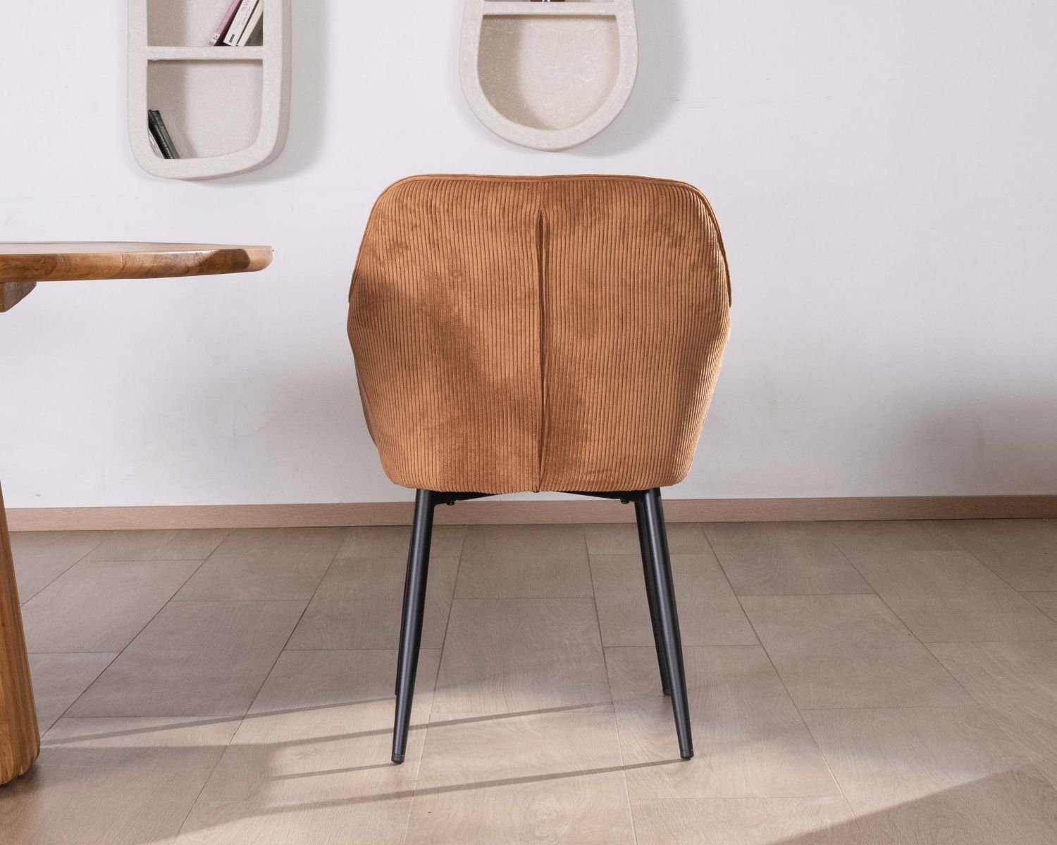 Sedia contemporanea in velluto color rame con braccioli "Scotty" e gambe in metallo nero