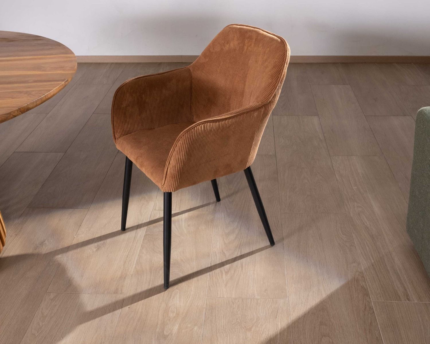 Sedia contemporanea in velluto color rame con braccioli "Scotty" e gambe in metallo nero