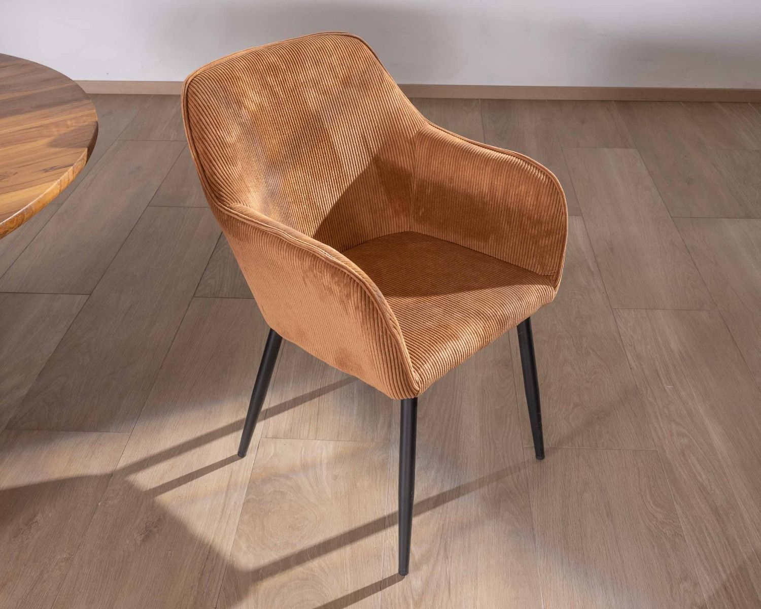 Sedia contemporanea in velluto color rame con braccioli "Scotty" e gambe in metallo nero