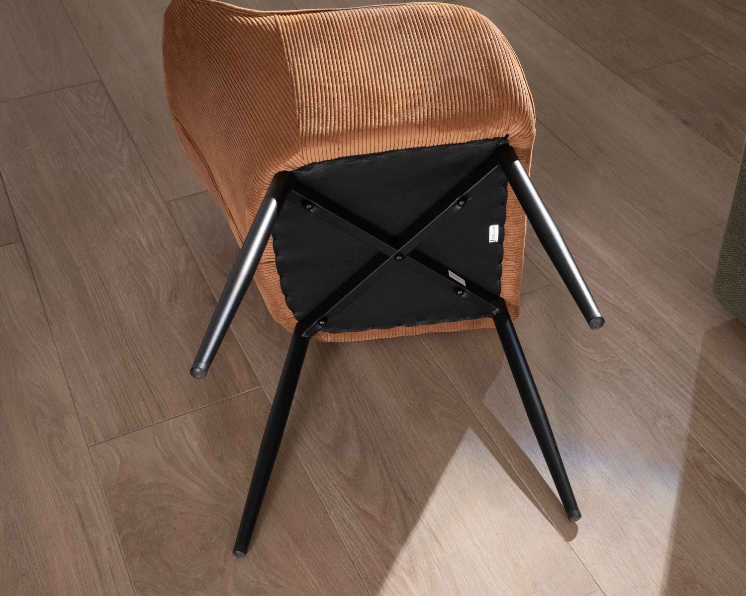 Sedia contemporanea in velluto color rame con braccioli "Scotty" e gambe in metallo nero