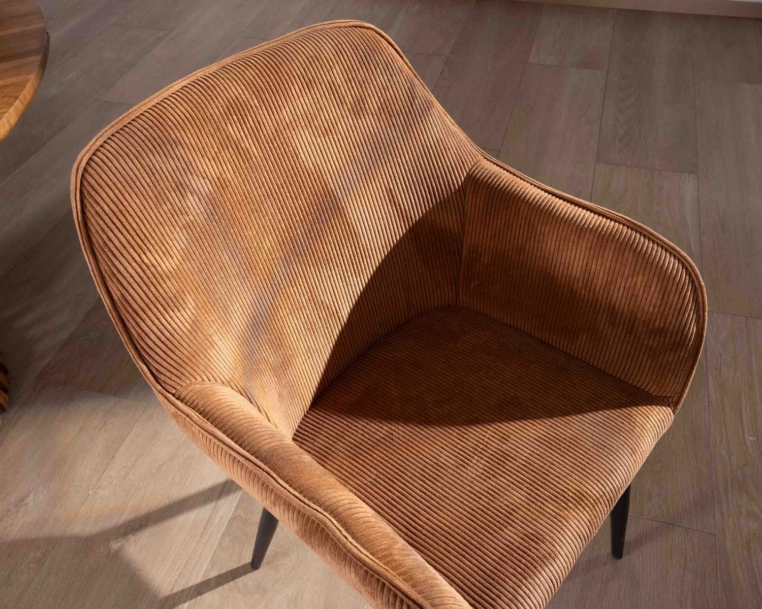 Sedia contemporanea in velluto color rame con braccioli "Scotty" e gambe in metallo nero