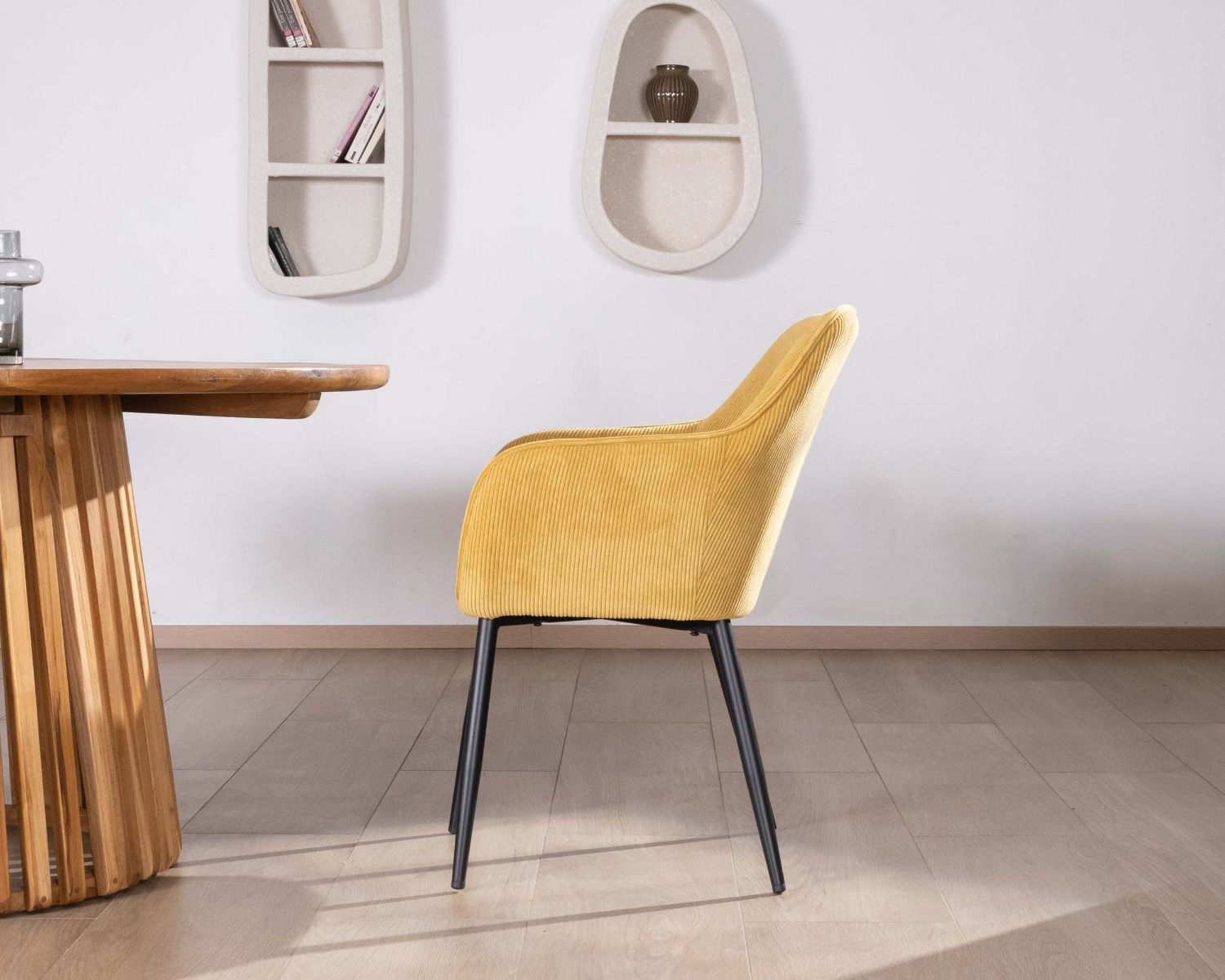 Sedia da pranzo con braccioli in velluto a coste giallo "Scotty" e gambe in metallo nero