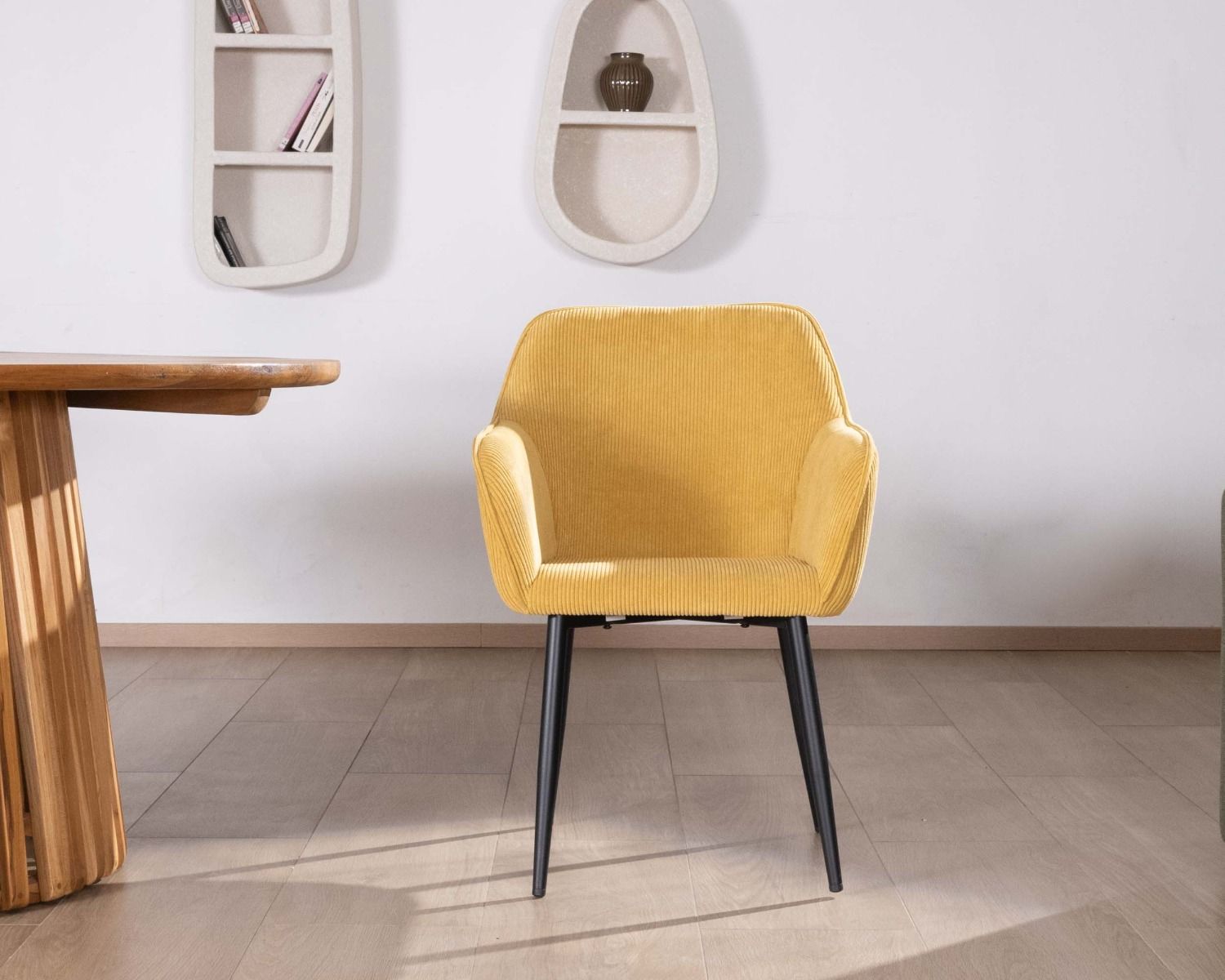 Sedia da pranzo con braccioli in velluto a coste giallo "Scotty" e gambe in metallo nero