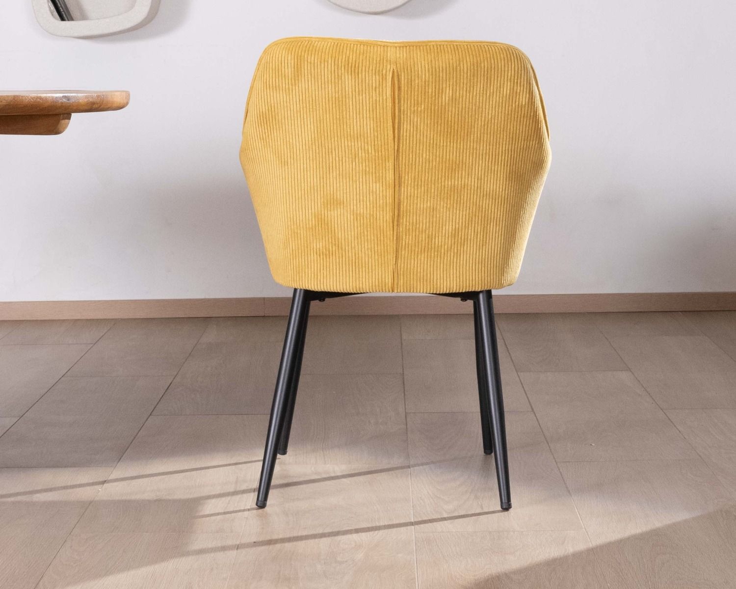 Sedia da pranzo con braccioli in velluto a coste giallo "Scotty" e gambe in metallo nero