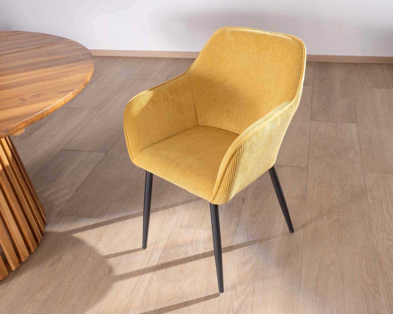 Sedia da pranzo con braccioli in velluto a coste giallo "Scotty" e gambe in metallo nero