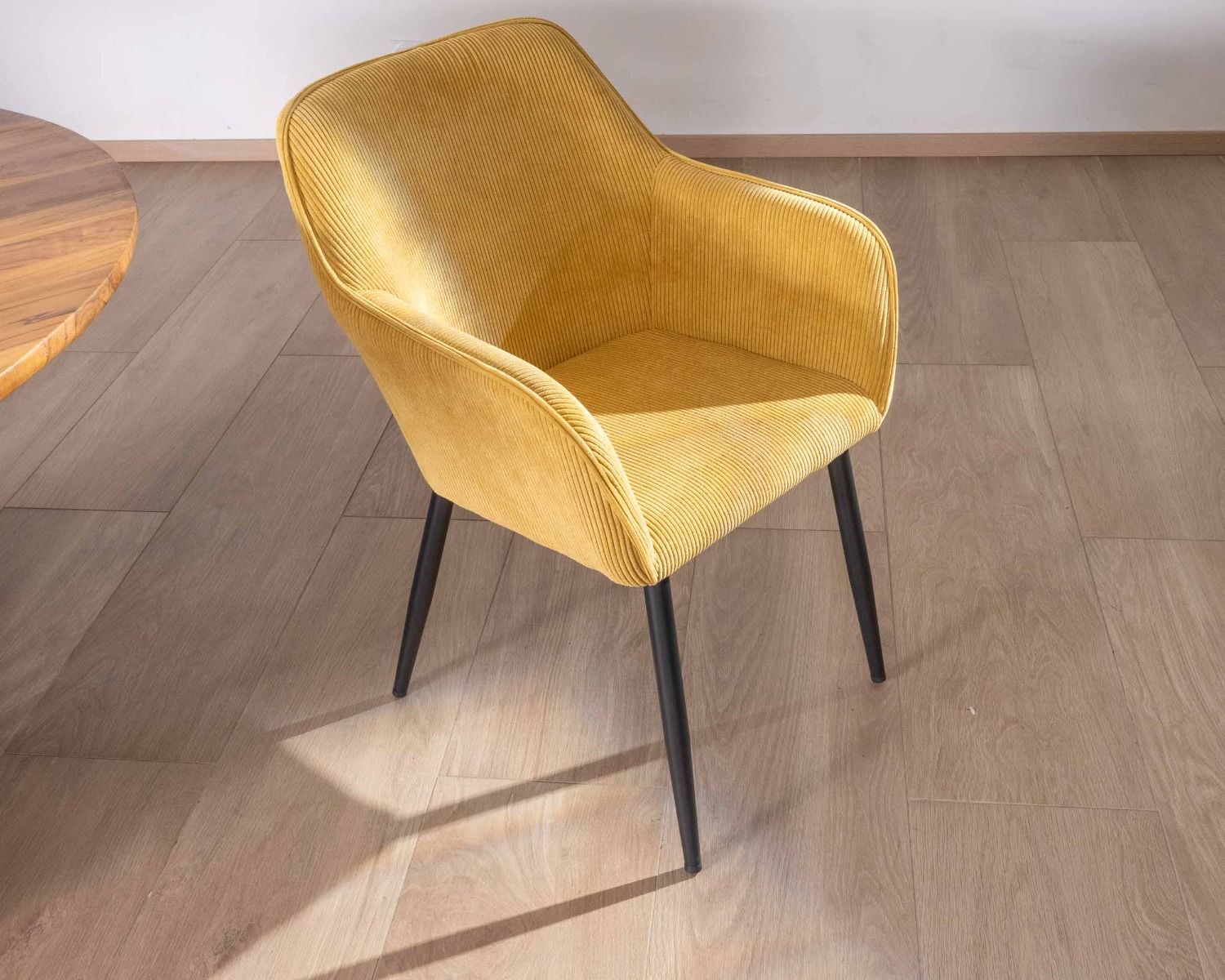 Sedia da pranzo con braccioli in velluto a coste giallo "Scotty" e gambe in metallo nero