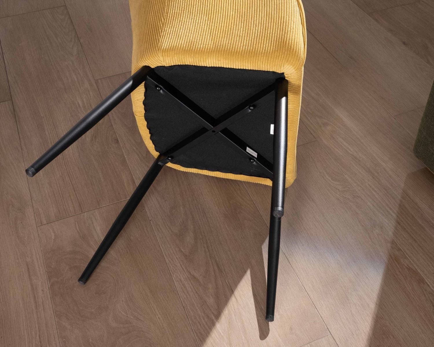 Sedia da pranzo con braccioli in velluto a coste giallo "Scotty" e gambe in metallo nero