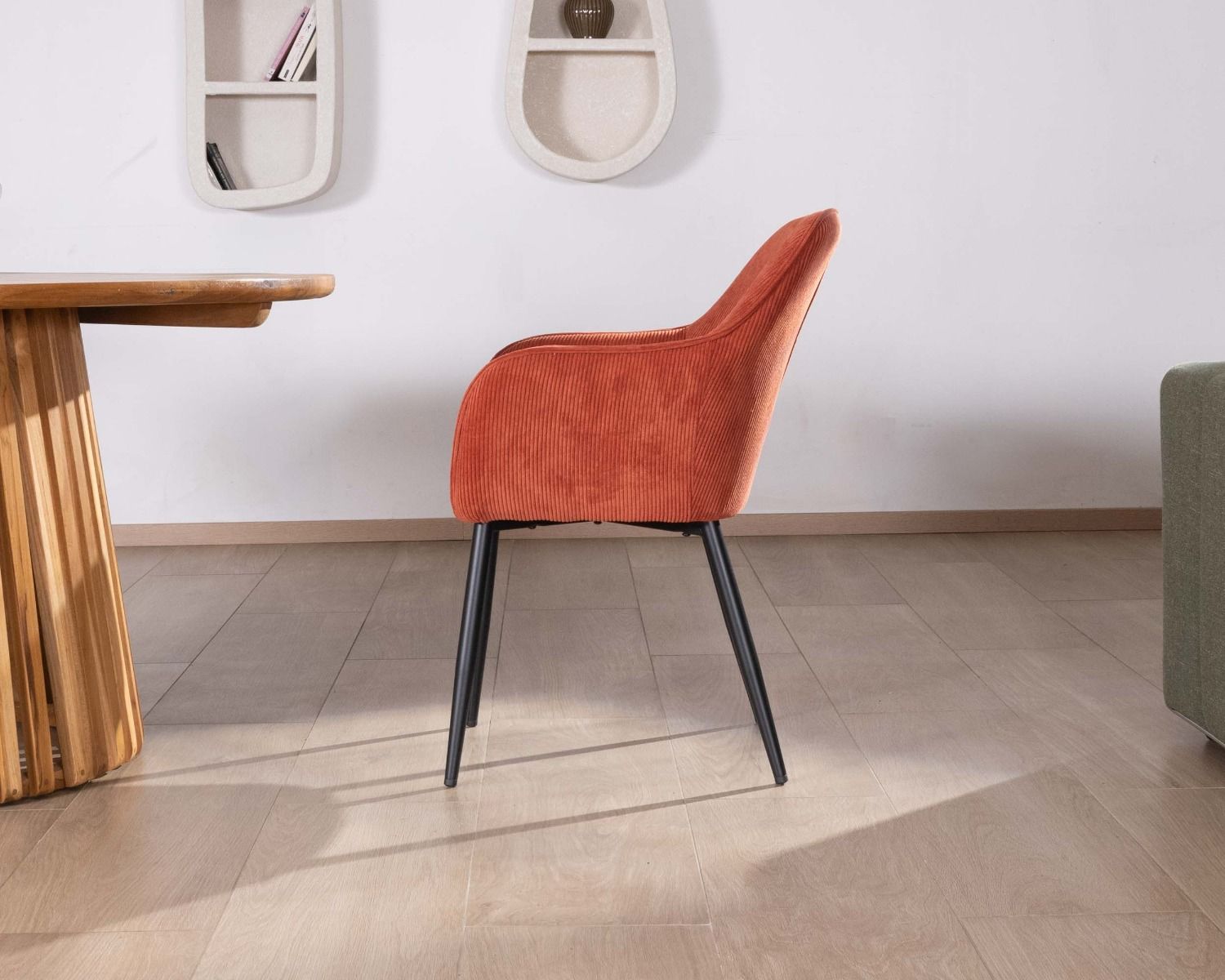 Sedia "Scotty" con braccioli in velluto rosso terracotta e gambe in metallo nero