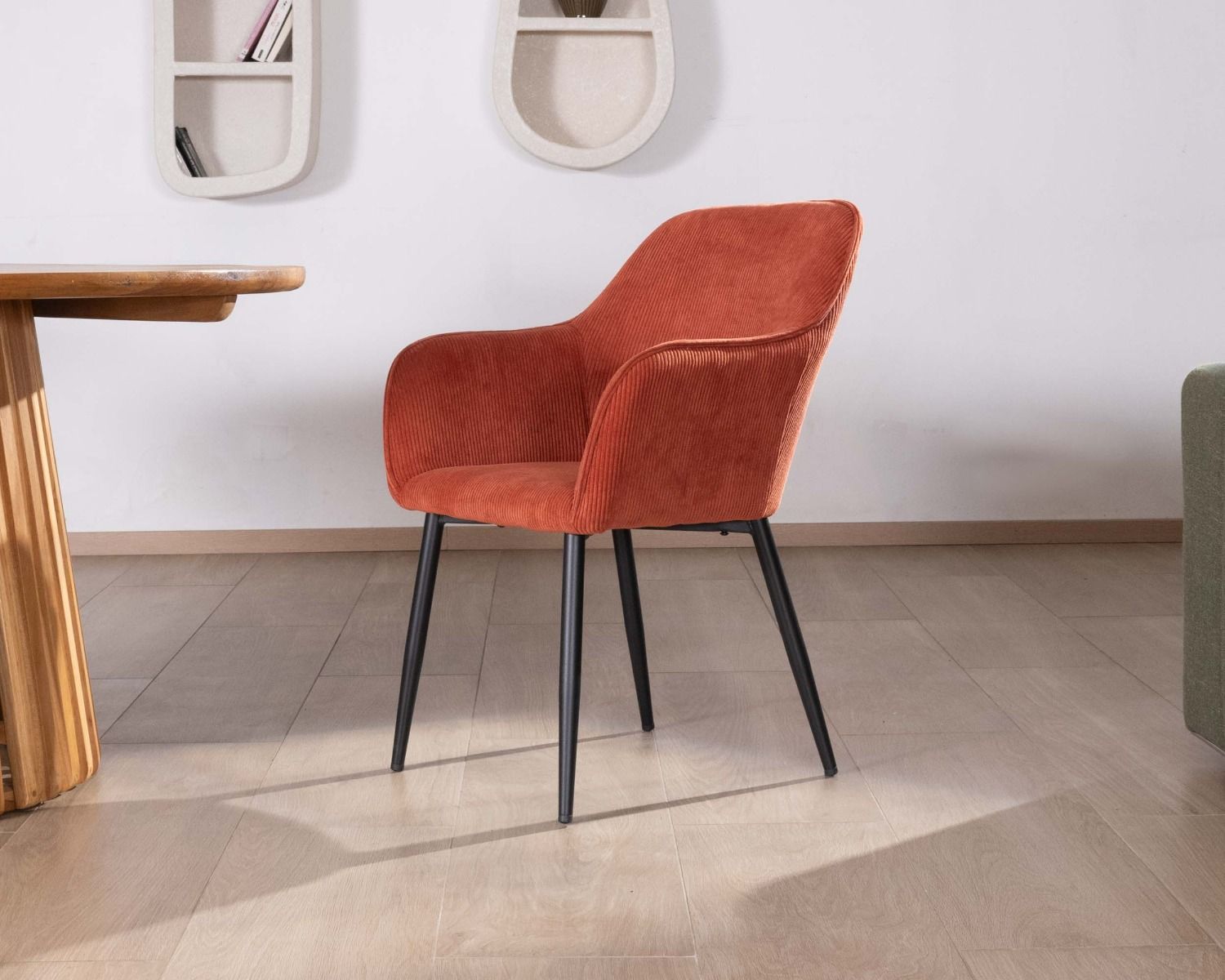 Sedia "Scotty" con braccioli in velluto rosso terracotta e gambe in metallo nero