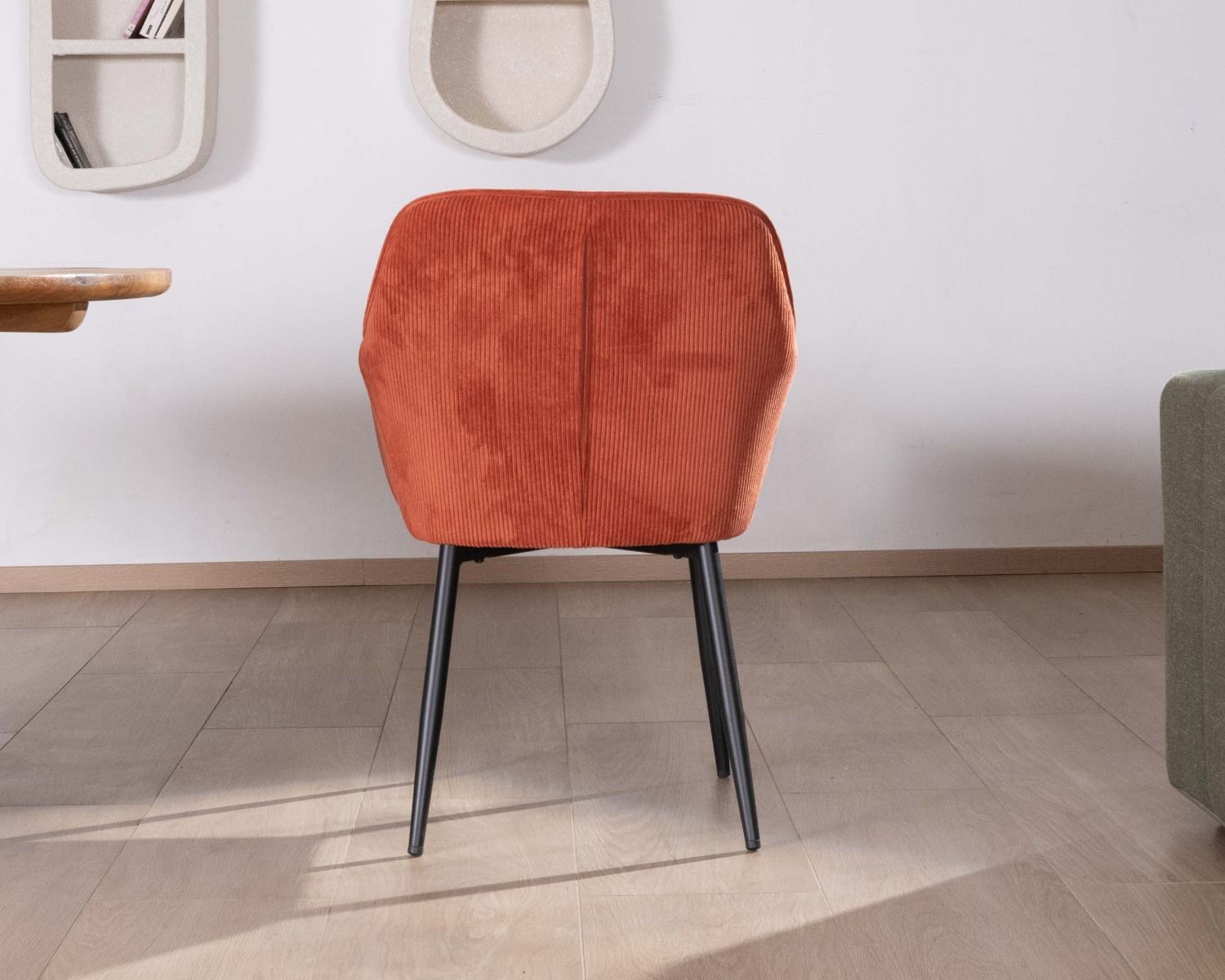 Sedia "Scotty" con braccioli in velluto rosso terracotta e gambe in metallo nero