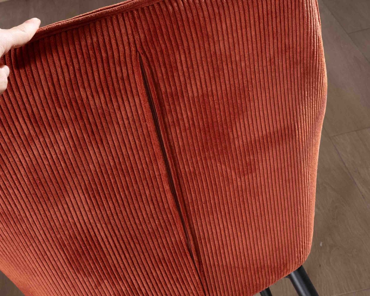 Sedia "Scotty" con braccioli in velluto rosso terracotta e gambe in metallo nero