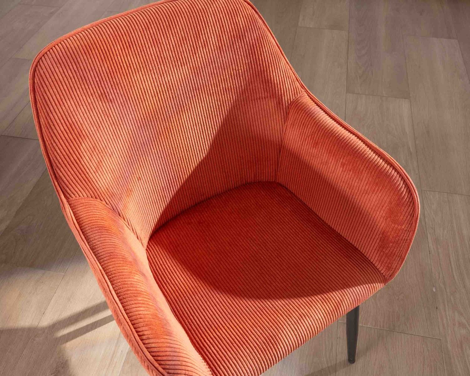 Sedia "Scotty" con braccioli in velluto rosso terracotta e gambe in metallo nero