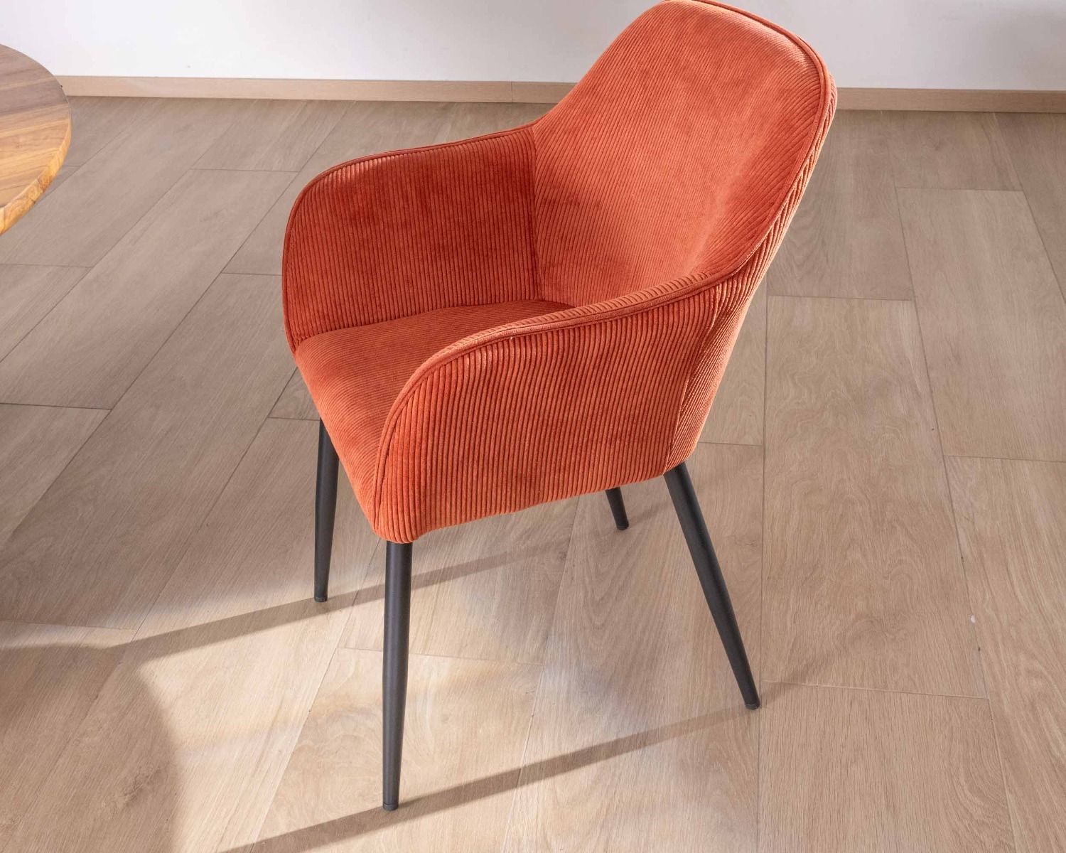 Sedia "Scotty" con braccioli in velluto rosso terracotta e gambe in metallo nero