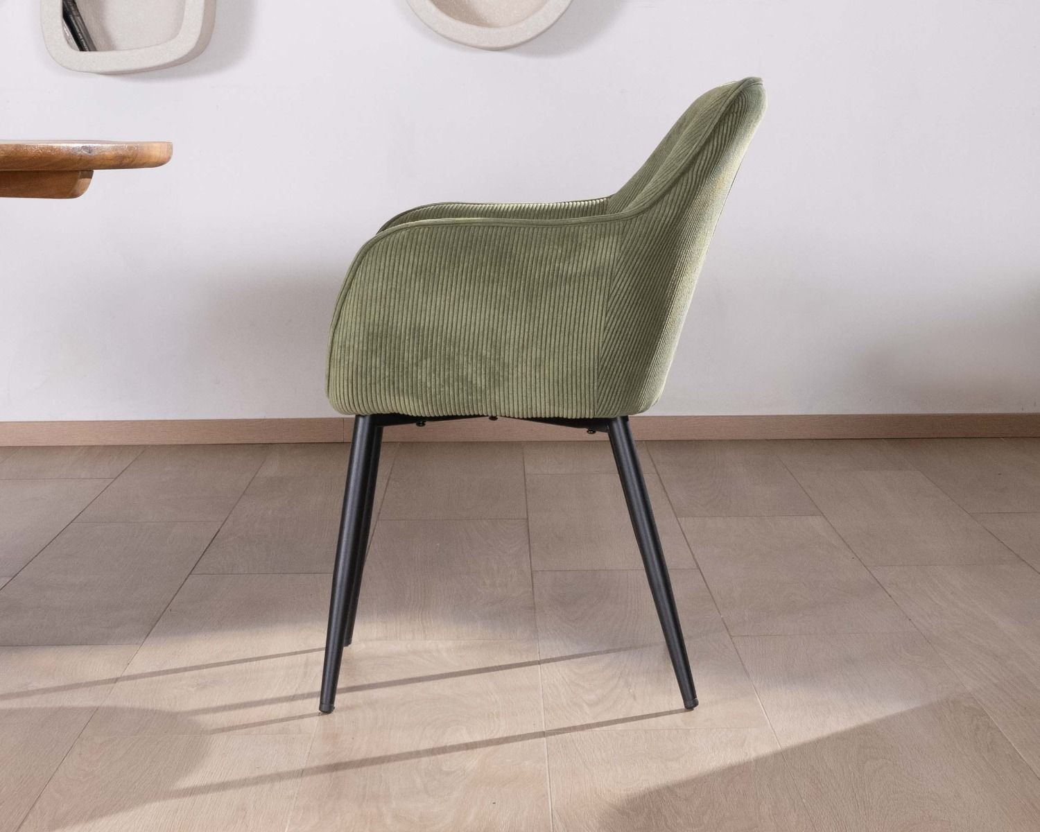 Sedia contemporanea "Scotty" con braccioli in velluto verde kaki e gambe in metallo nero