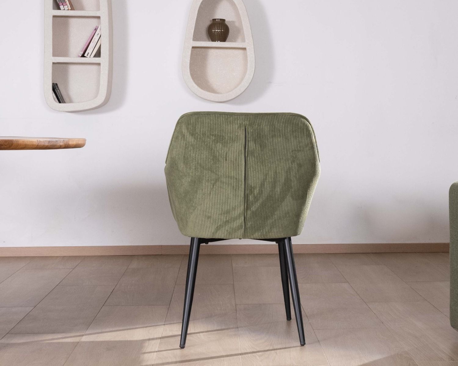 Sedia contemporanea "Scotty" con braccioli in velluto verde kaki e gambe in metallo nero